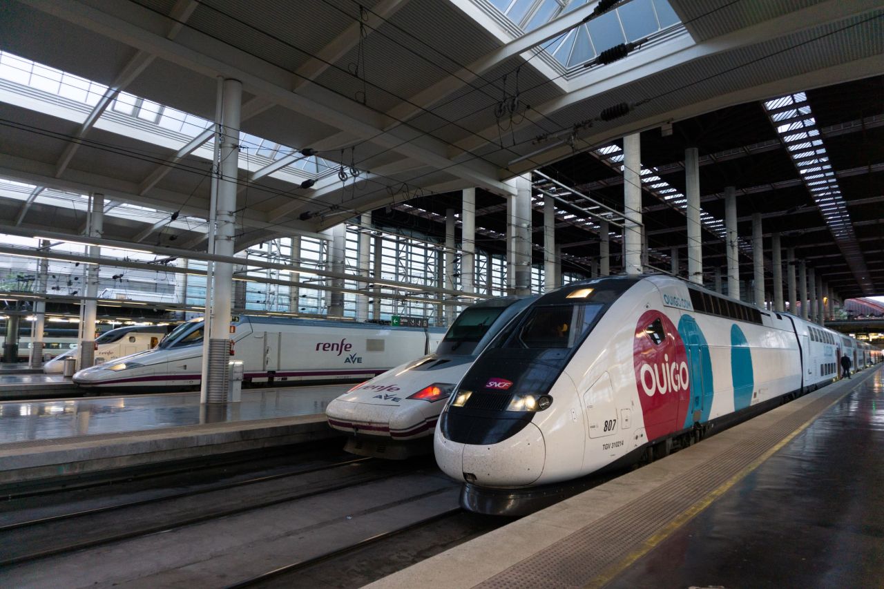 Vysokorychlostní jednotky společností Renfe a Ouigo v Madridu. Foto: Adif