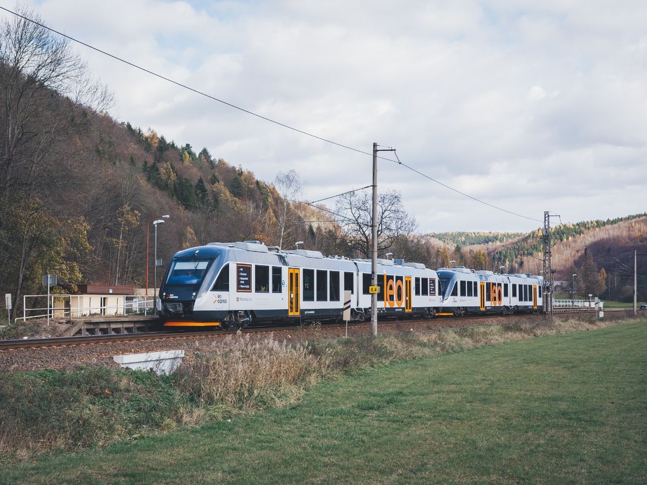 Trať z Ústí nad Orlicí do Mlýnického dvora je elektrifikována po Lichkov, Leo Express zde nasazuje dieselové jednotky Alstom Lint. Foto: Leo Express