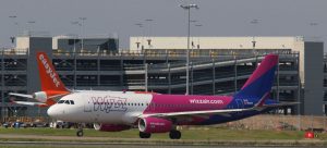 Airbusy společností Wizz Air a easyJet na letišti Luton. Foto: Steve Knight / Flickr.com