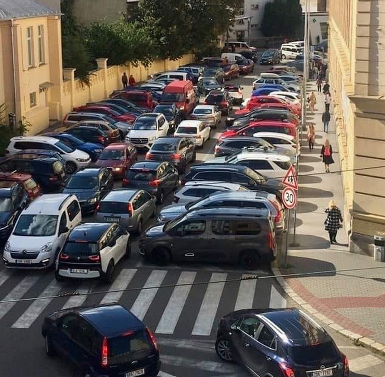 Situace 1. září 2021 před jednou z brněnských škol. Foto: Michal Doležel
