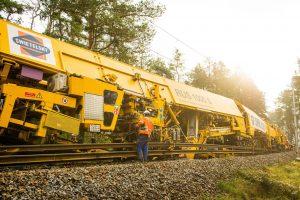 Stavební stroj RUS 1000 S. Pramen: Swietelsky Rail