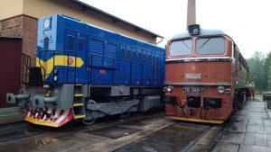 Lokomotiva 781.592 po rekonstrukci a opravená lokomotiva T448.0763. Foto: Kladenská dopravní a strojní