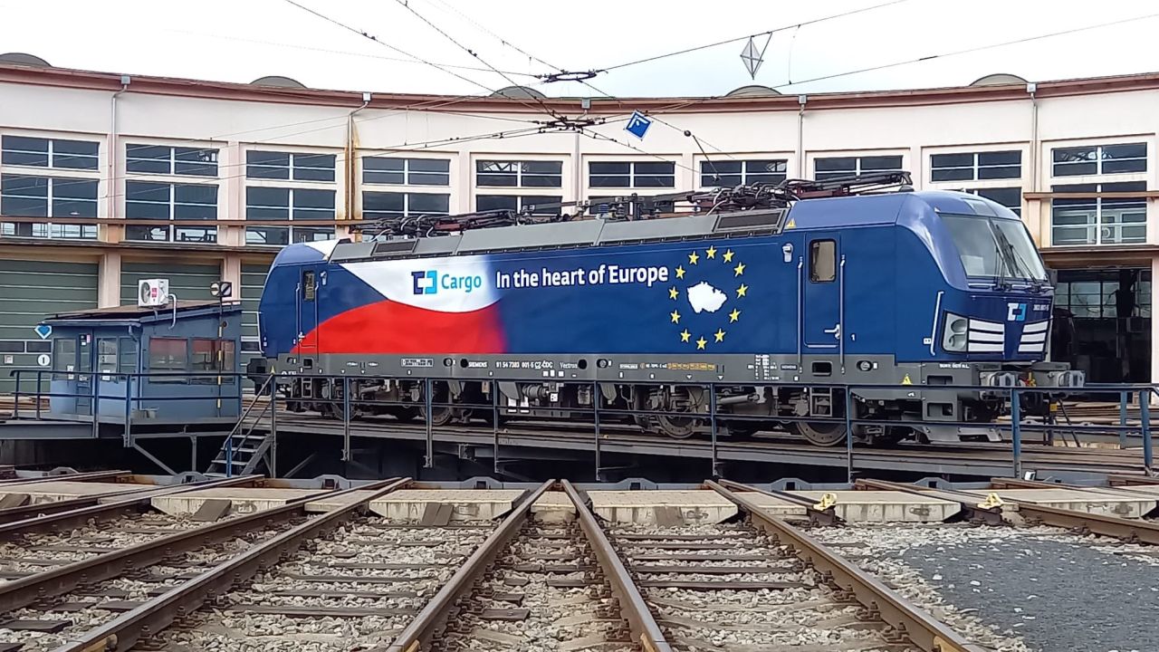Lokomotiva Siemens Vectron ve speciálním polepu pro Evropský rok železnice. Foto: ČD Cargo
