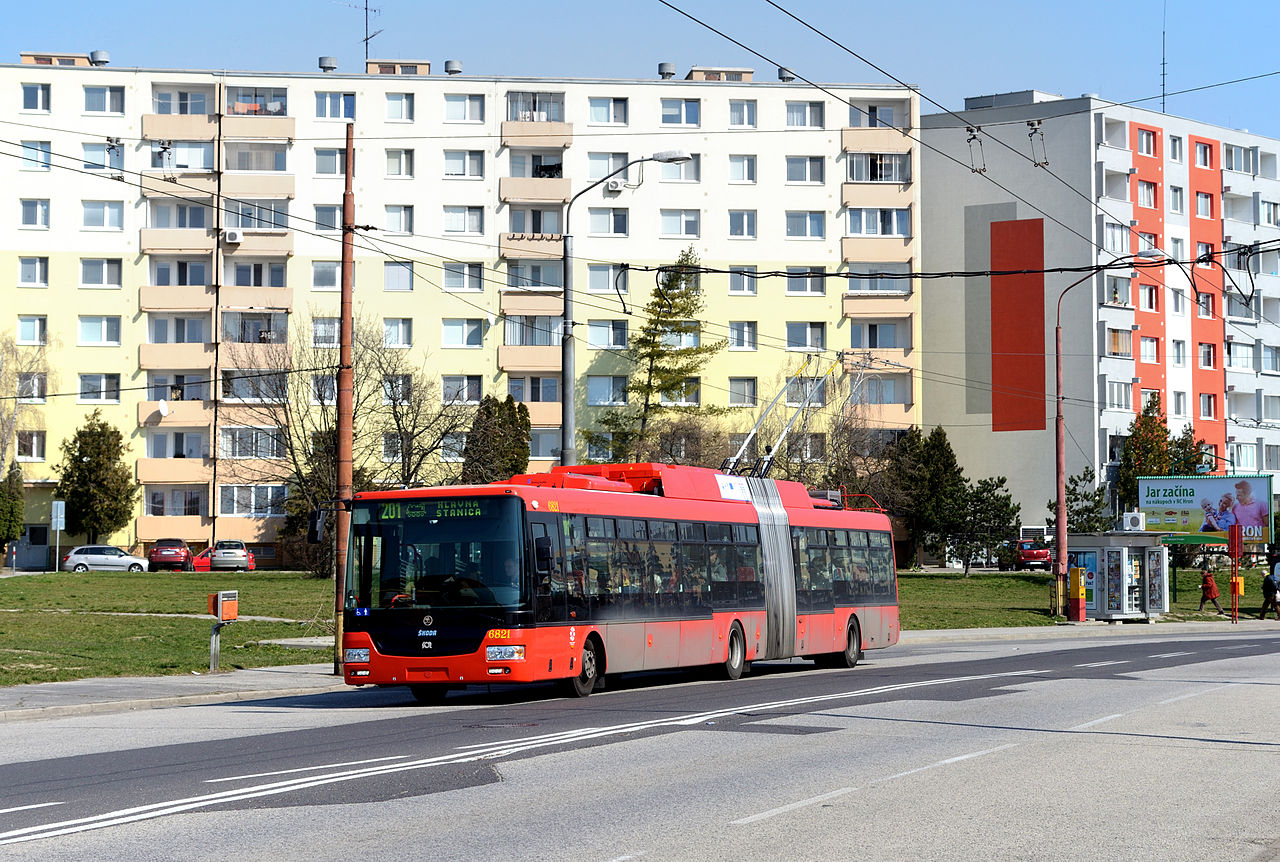 Trolejbus Škoda 31Tr v Bratislavě. Autor: Linie29 – Vlastní dílo, CC BY-SA 4.0, https://commons.wikimedia.org/w/index.php?curid=39128164