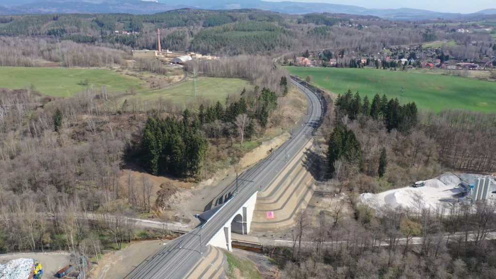 Nový násep v úseku trati Dalovice - Hájek. Pramen: ČKAIT