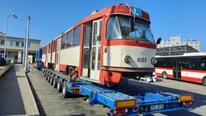 Tramvaj K2 během stěhování do dílen brněnského dopravního podniku. Pramen: DPMB