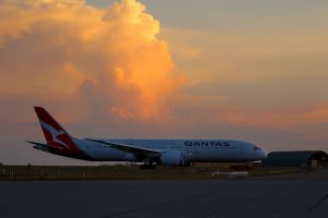Boeing 787-9 v Darwinu po přistání. Foto: Qantas