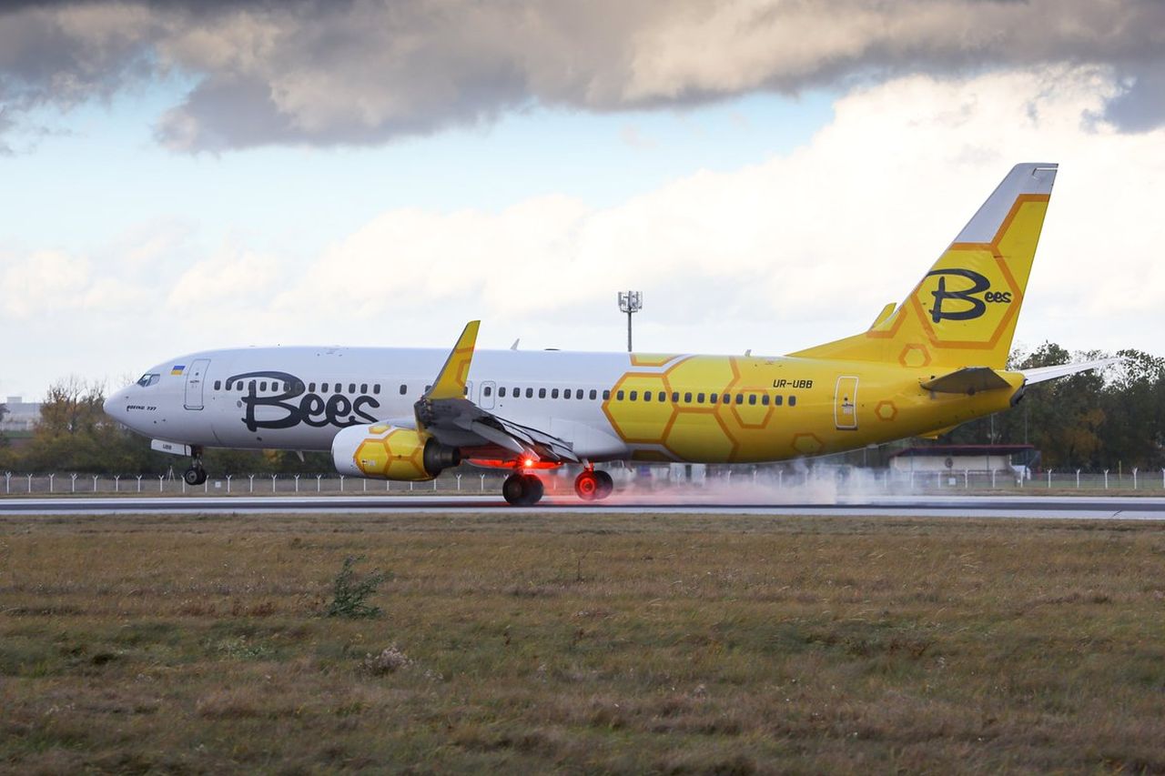 Boeing 737-800 společnosti Bees Airline při přistání v Praze. Foto: Letiště Praha