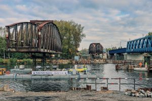 Odvoz konstrukce starého mostu přes Labe v Čelákovicích. Foto: Správa železnic
