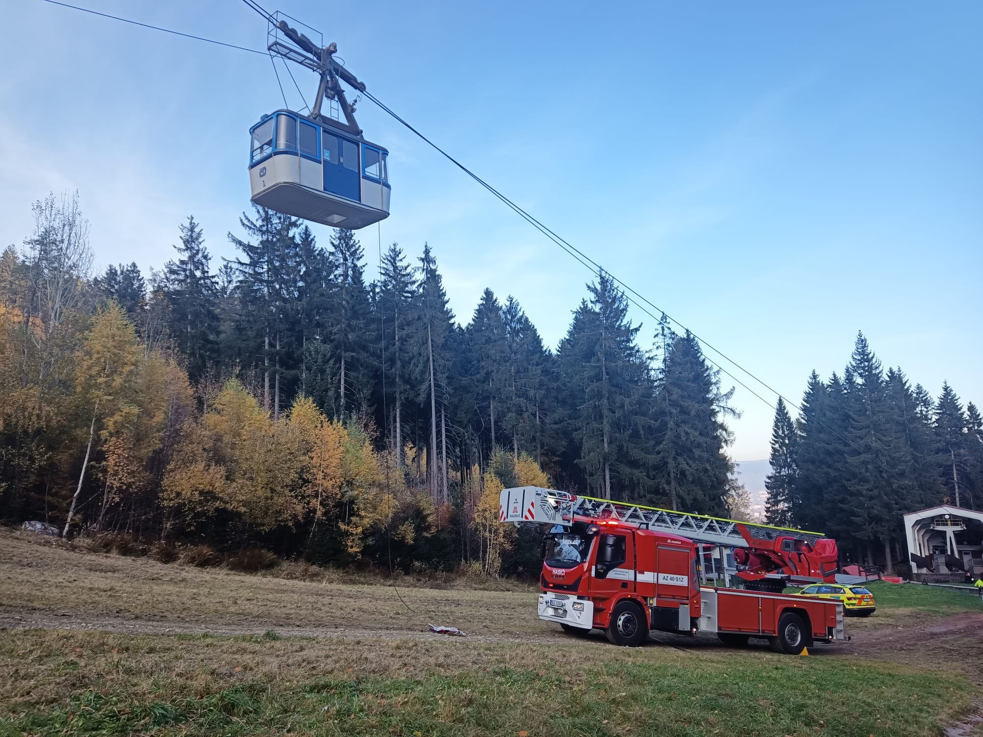 Zásah hasičů po pádu kabiny lanovky na Ještěd. Pramen: HZS Libereckého kraje