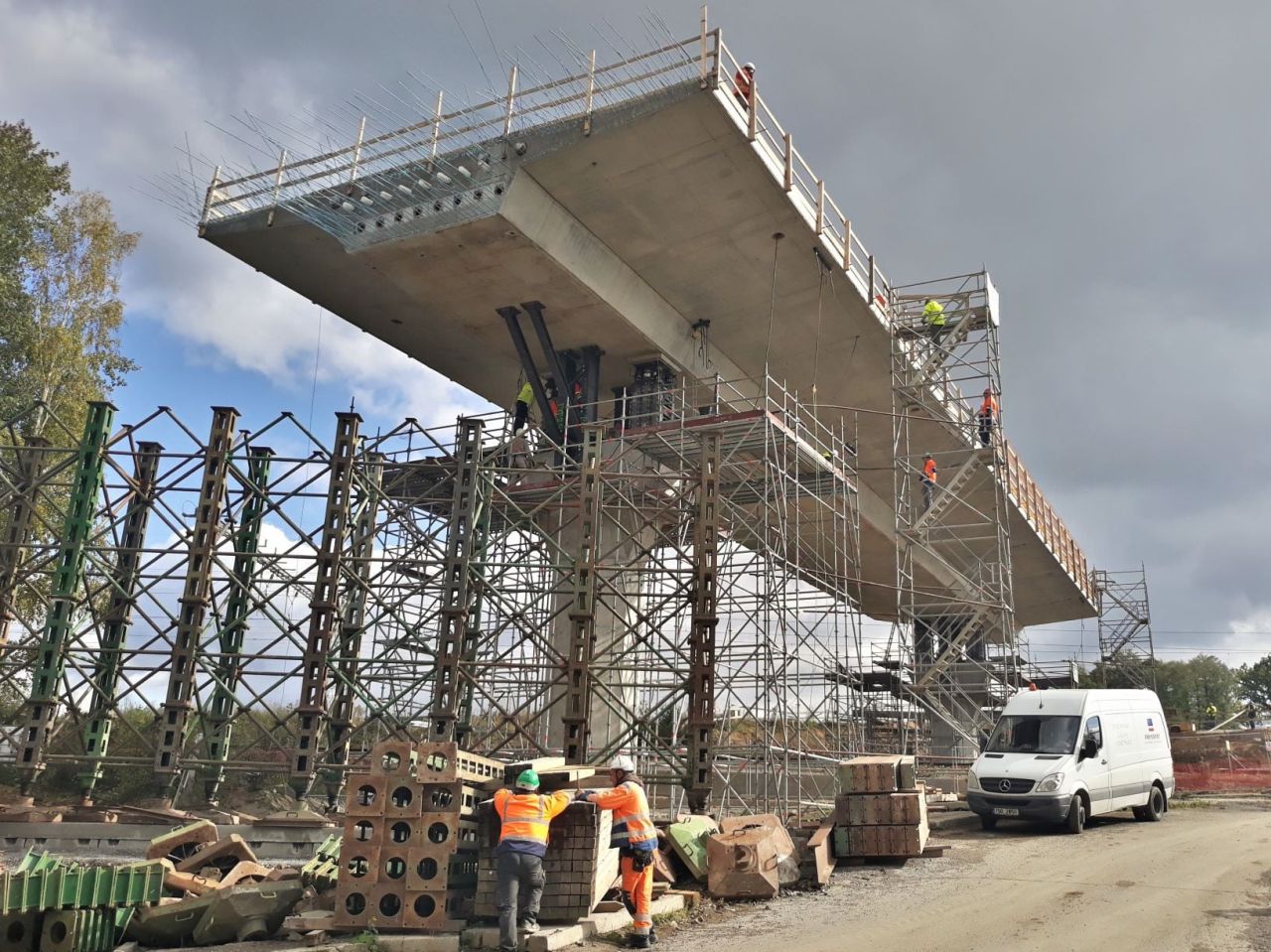 Snášení mostní konstrukce na obchvatu Havlíčkova Brodu. Foto: ŘSD
