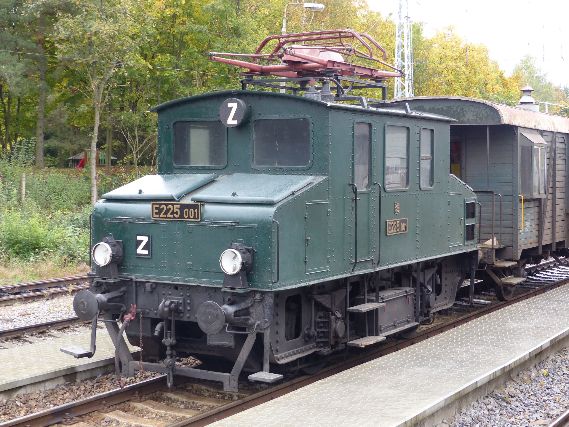 Elektrická lokomotiva E225 001 (Koloběžka). Pramen: NTM