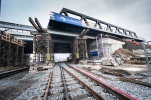 Instalace nového železničního mostu v Pardubicích. Foto: Chládek a Tintěra, Pardubice