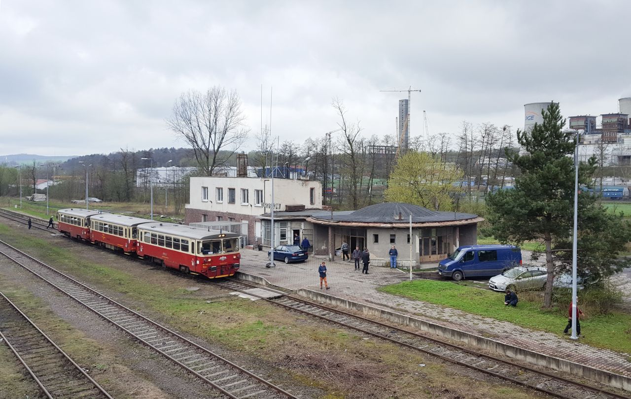 Turistický vlak ve stanici Turoszow. Foto: Jan Pešula / Wikimedia Commons