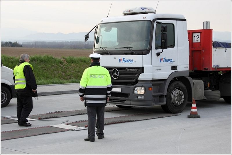 Vážení kamionu. Pramen: Policie ČR