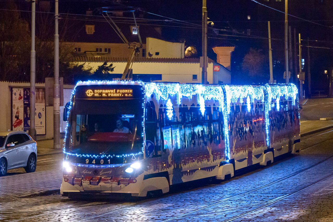 Tramvaj 15T ve vánoční výzdobě. Foto: Václav Holič / DPP