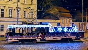 Tramvaj "mazačka" ve vánoční výzdobě. Foto: Václav Holič / DPP