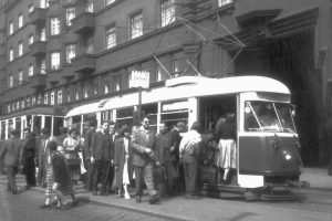  Snímek vozu číslo 507 dokumentuje několikaměsíční nasazování tramvají T1 v roce 1955 na linku číslo 1 Mírové náměstí – Petřkovice nádraží. Zdroj: sbírka Jiří Boháček