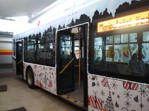 Královehradecký elektrobus je letos vyveden do bíločervené kombinace. - Zdroj: DPMHK