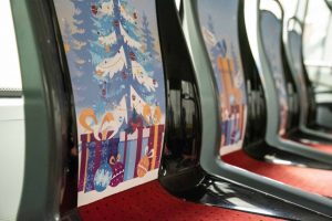 V Plzni vyzdobili do vánočního motivu také sedadla. Zdroj: PMDP
