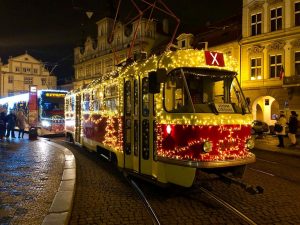 Vánočně nazdobené tramvaje v Praze. Foto: DPP