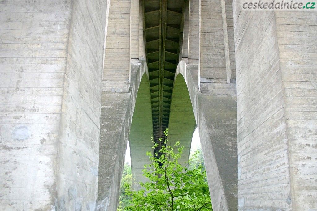 Most Šmejkalka se začal stavět v roce 1939, v provozu je od roku 1977. Pramen: Ceskedalnice.cz