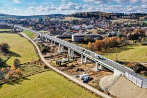 Zátěžové zkoušky estakády na koridoru Sudoměřice - Votice. Pramen: Správa železnic