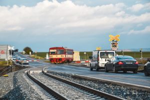 Křížení tratě Čáslav - Třemošnice a silnice I/17. Pramen: Správa železnic