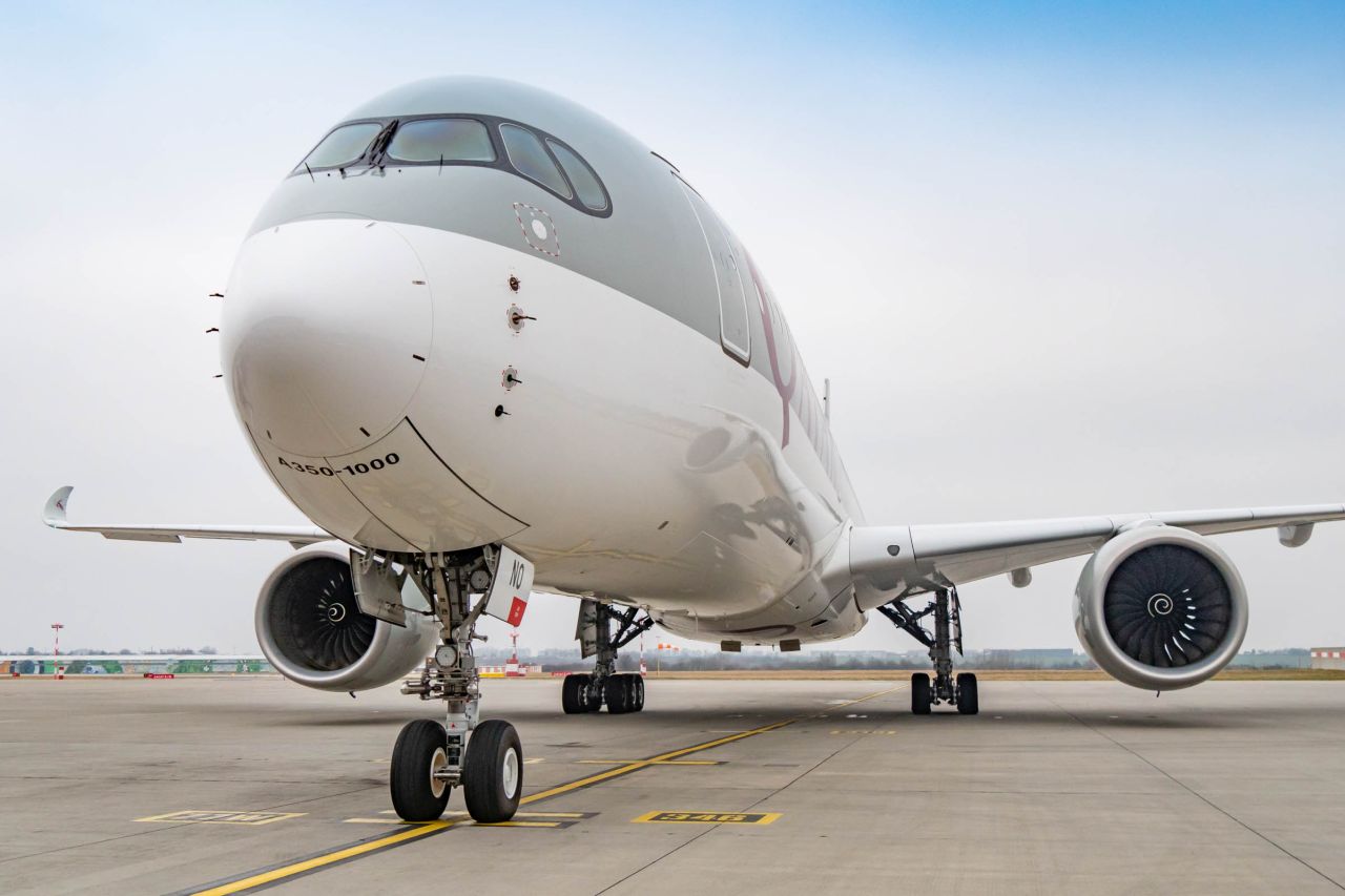 Airbus A350-1000 Qatar Airways v Praze. Foto: flyrosta.com
