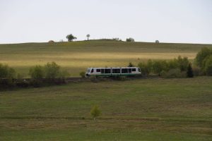 Motorový vůz RegioSprinter společnosti Die Länderbahn CZ mezi Lužnou a Žatcem. Foto: Doprava Ústeckého kraje