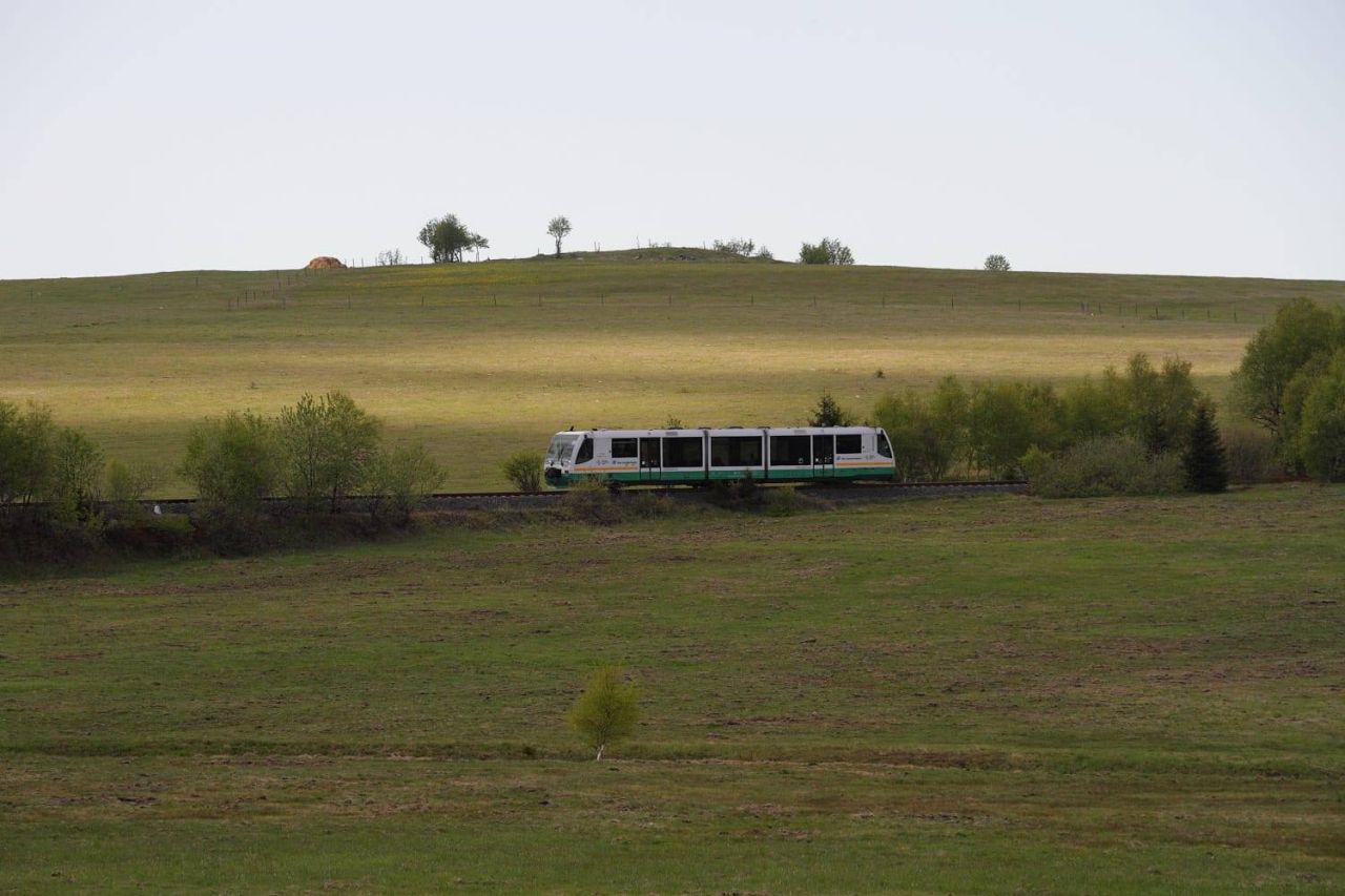 Motorový vůz RegioSprinter společnosti Die Länderbahn CZ mezi Lužnou a Žatcem. Foto: Doprava Ústeckého kraje