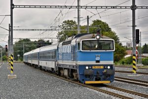Lokomotiva 754 v čele rychlíky Hradečan v Jaroměři. Foto: Michal Chrást