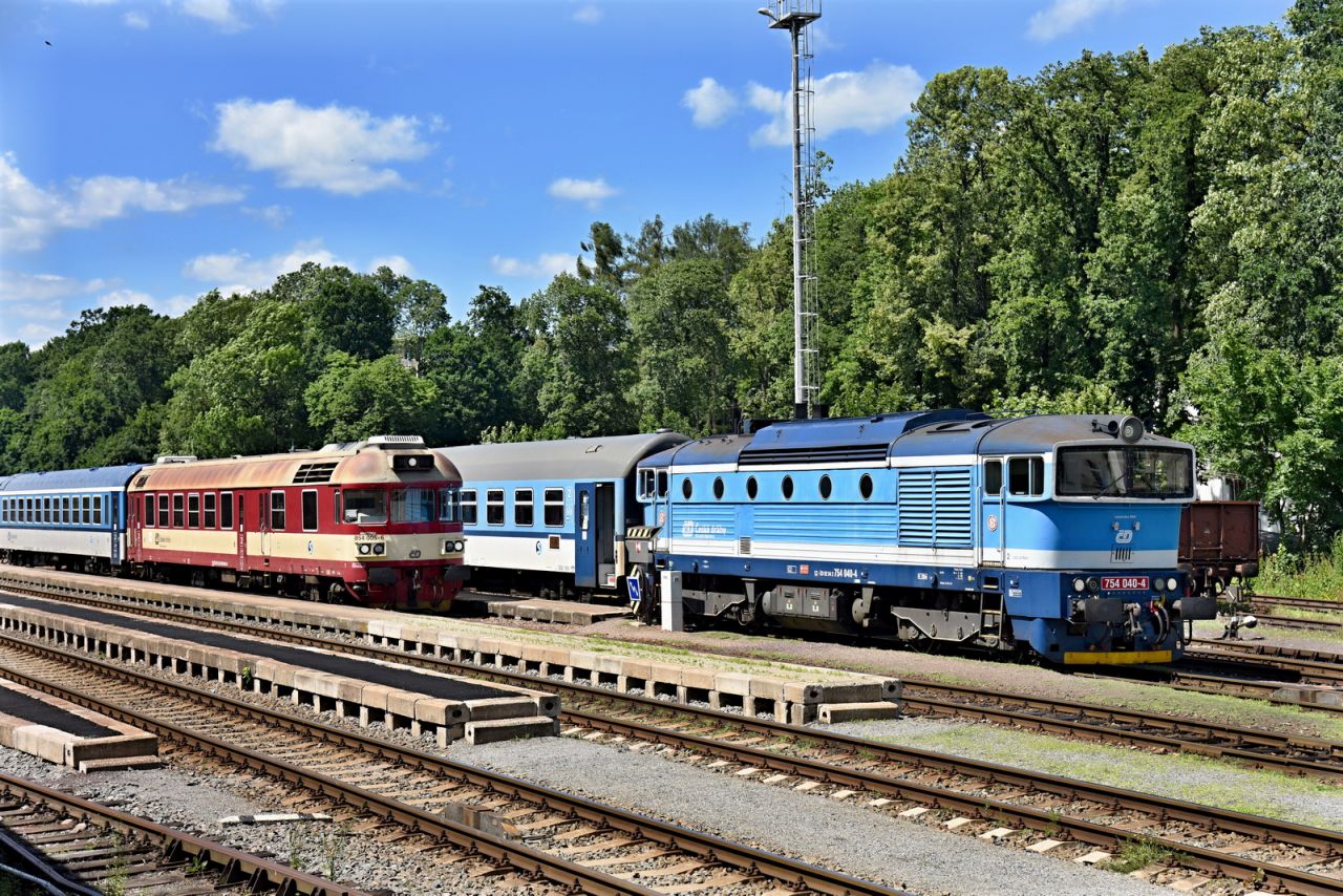 Lokomotiva 754 v čele rychlíku Hradečan v Trutnově. Foto: Michal Chrást
