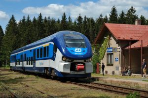 Motorová jednotka 844 RegioShark na trati ze Žďárce u Skutče do Svitav v Květné. Foto: obeckrizanky.cz