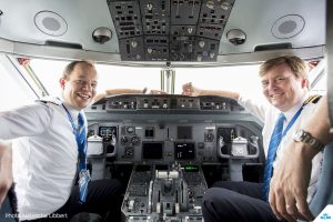 Nizozemský král (vpravo) jako pilot Fokkeru 70. Foto: Natascha Libbert - KLM
