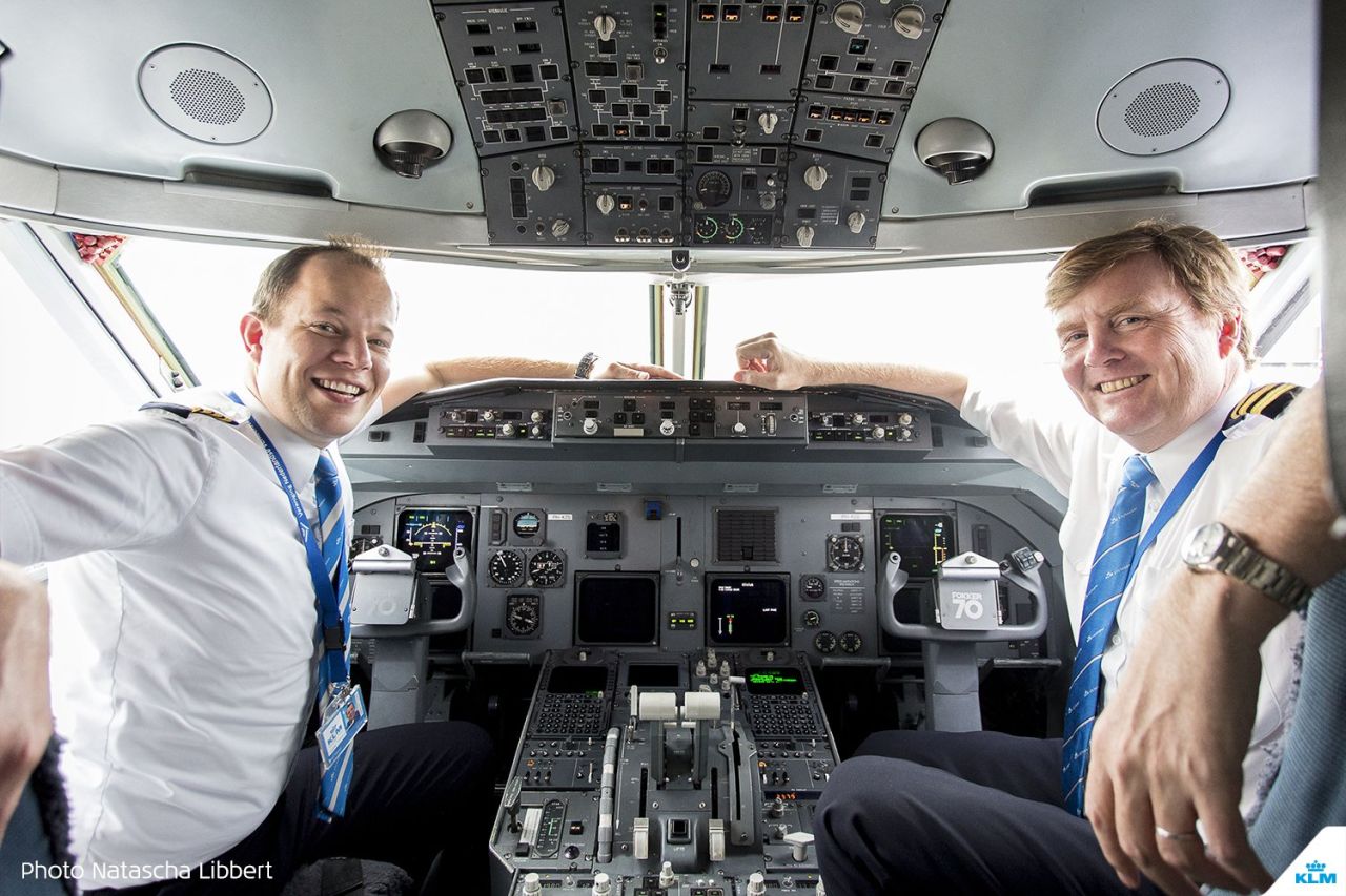 Nizozemský král (vpravo) jako pilot Fokkeru 70. Foto: Natascha Libbert - KLM