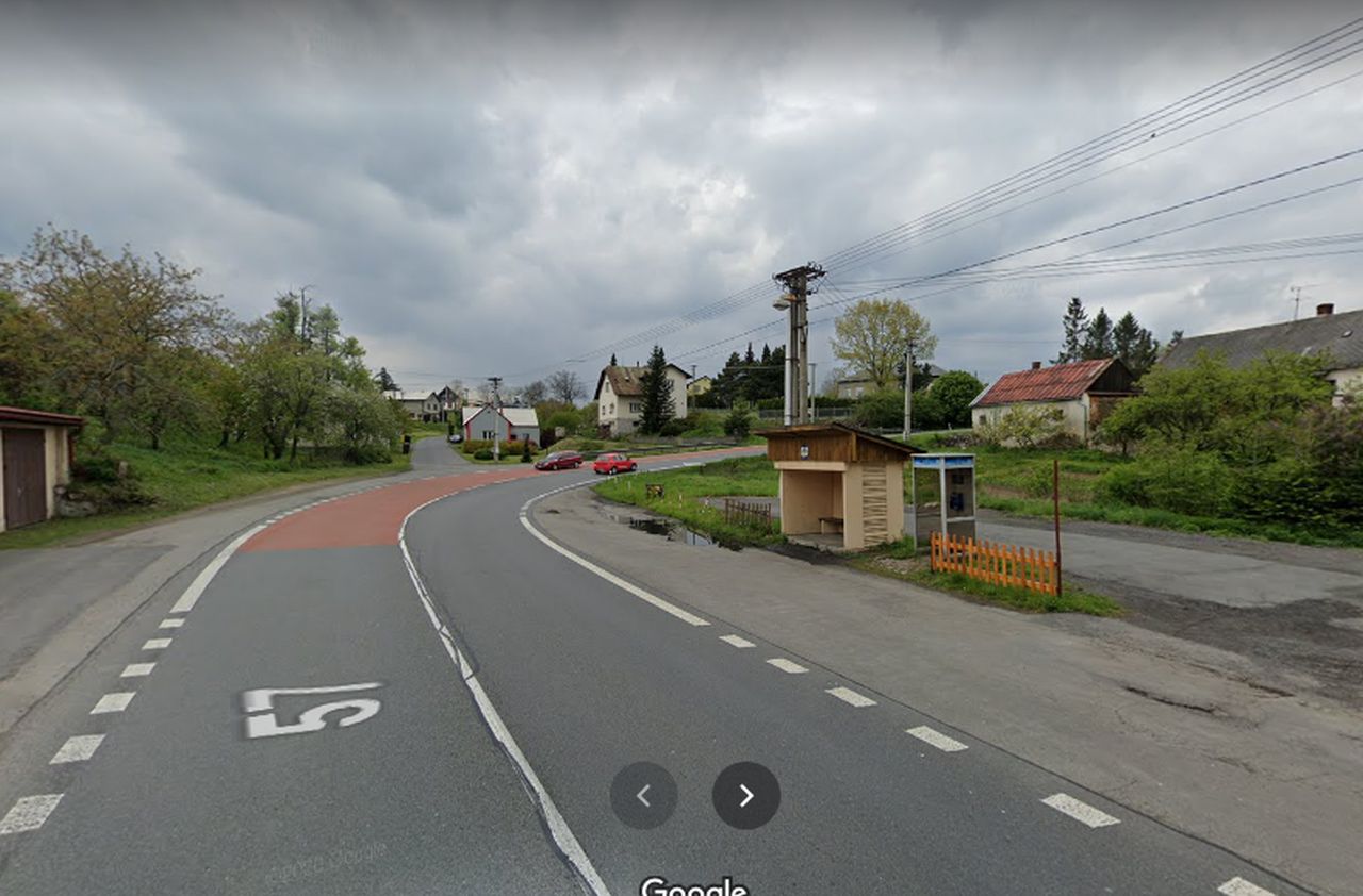 Silnice I/57 v obci Vrchy. Foto: Google Street View