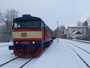 Poslední den ČD na lince L4, křižování vlaků v Jedlové (Os 6010 - 749.121, Os 6009 - 810.371). Autor: Standa Petřík