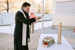 Sošce Barborky požehnal farář Jan Houkal z Římskokatolické farnosti u kostela Nejsvětějšího Srdce Páně. Pramen: DPP