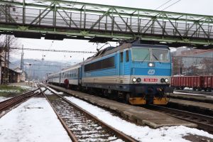 Rychlíky linky R23 běžně zajišťuje lokomotiva 163 se třemi vagony. Autor: Pavel Mlejn