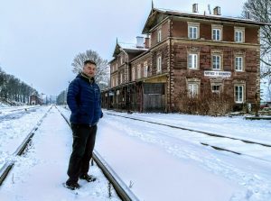 Petr Pěnička před historickou budovou stanice Martinice v Krkonoších. Foto: Jan Sůra / Zdopravy.cz