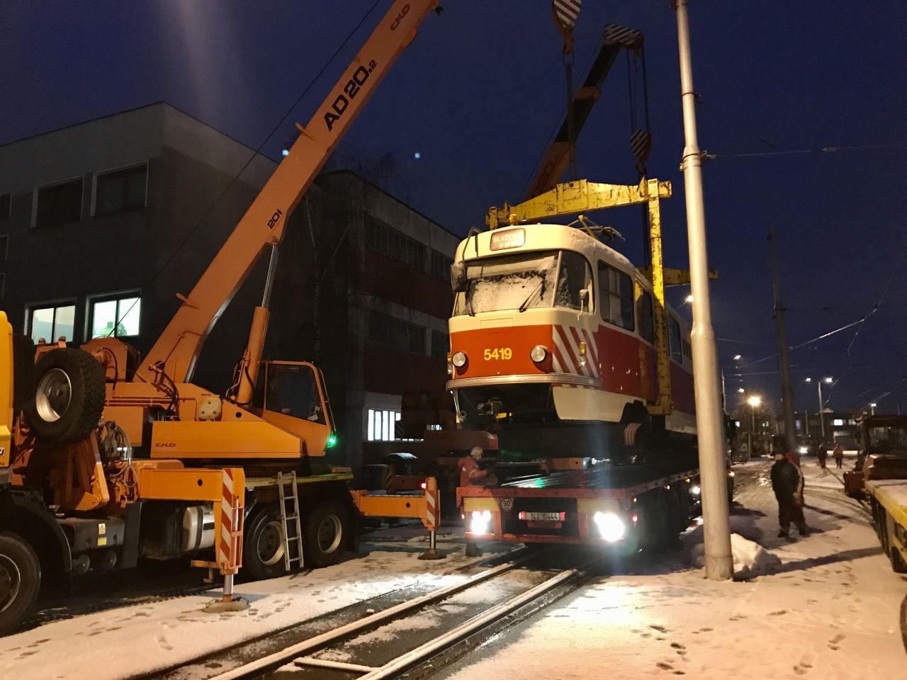 Nakládka sněžného pluhu T3M do Liberec. Foto: Ondřej Kubát / DPP