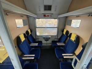 Interiér vlaku RegioJetu na lince R23. Foto: Jan Sůra / Zdopravy.cz