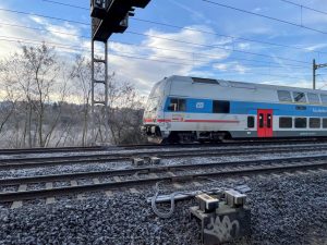Elektrická jednotka 471 na železničním koridoru z Prahy do Kolína mezi stanicí Praha - Libeň a zastávkou Praha - Kyje