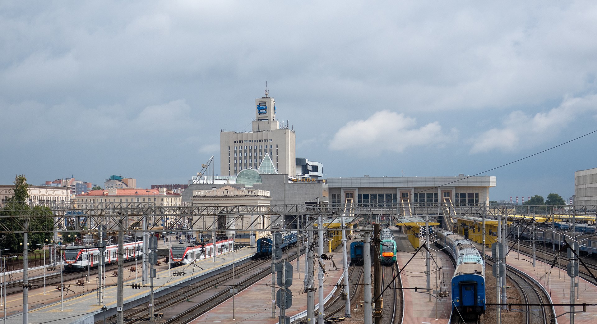 Hlavní nádraží v Minsku. By Homoatrox - Own work, CC BY-SA 3.0, https://commons.wikimedia.org/w/index.php?curid=80529019
