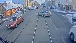 Srážka tramvaje s osobním autem v Brně. Foto: DPMB