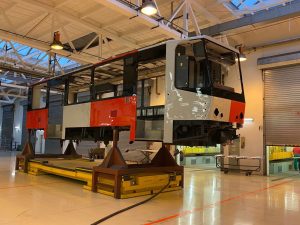 První článek tramvaje KT8D5 v nových barvách PID. Autor: David Dienstbier/DPP