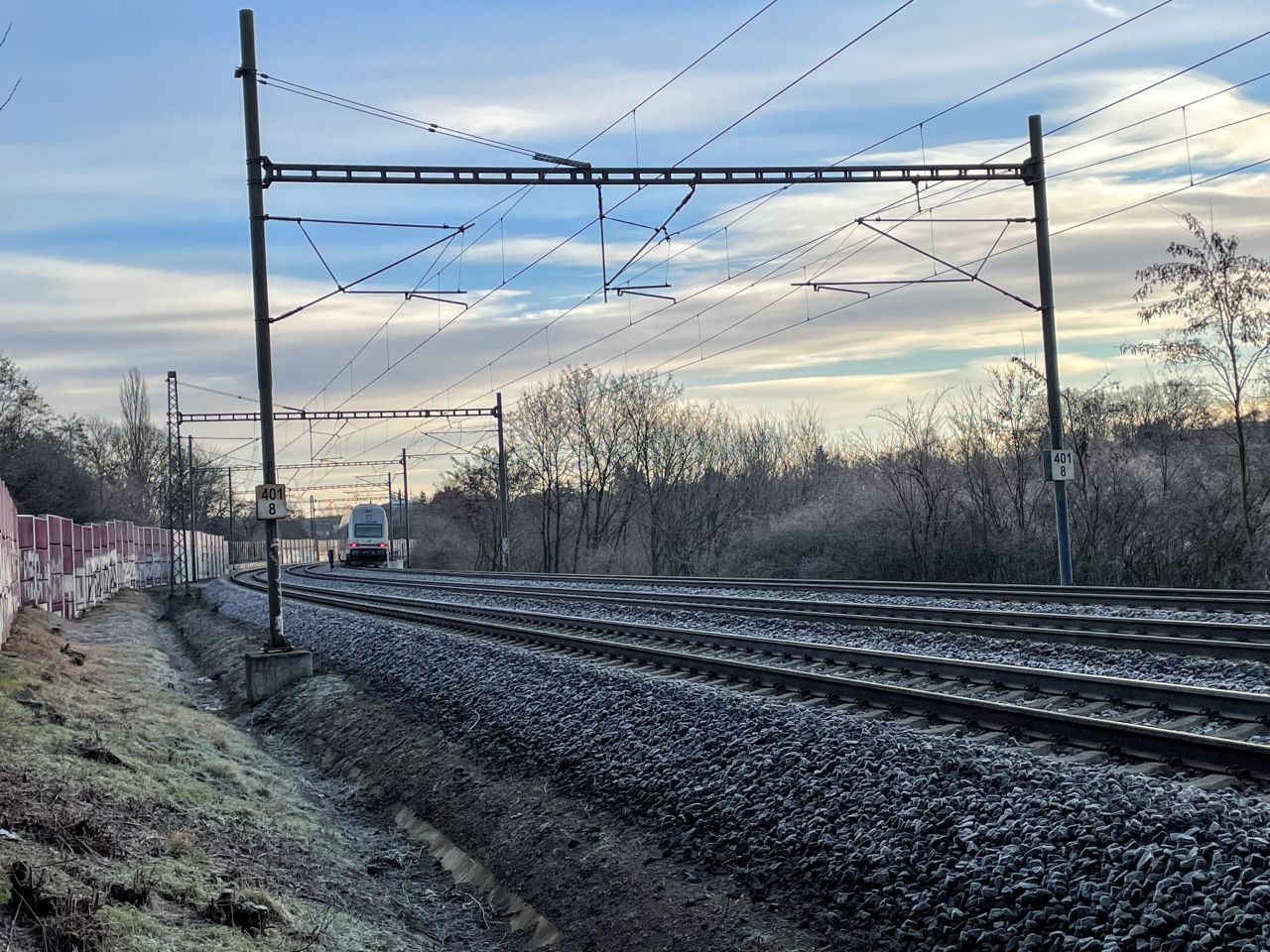 Elektrická jednotka 471 na železničním koridoru z Prahy do Kolína mezi stanicí Praha - Libeň a zastávkou Praha - Kyje