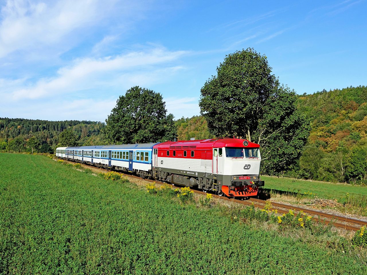 Osobní vlak v úseku Zlenice - Hvězdonice. Foto: Martin3107 / Wikimedia Commons
