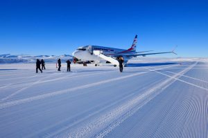 Boeing 737 MAX 8 společnosti Smartwings na Antarktidě. Foto: Sven Lidström / Norske Polar Institute